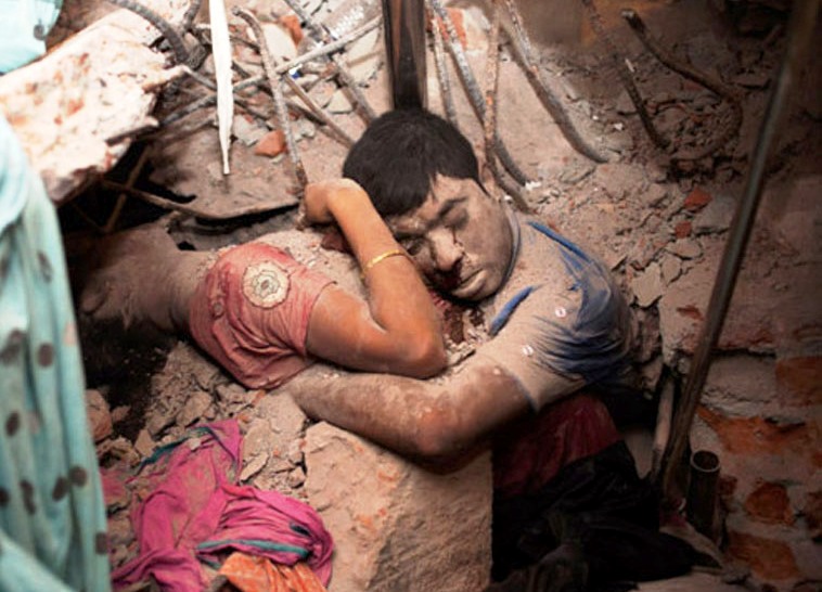 Pelukan Terakhir! Foto Menyayat Hati dari Pabrik yang Runtuh 